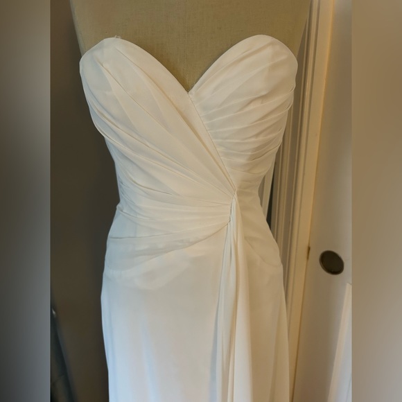 White gown - Picture 2 of 4
